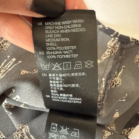 H&M Conscious Women's 6 Giraffe Print Pintuck V Neck Gray Blouse Business Office - Picture 6 of 9